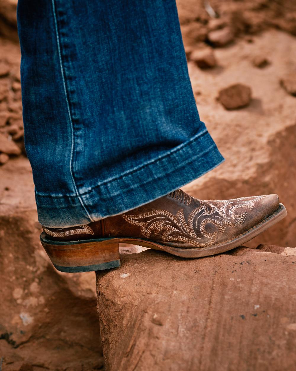 Whiskey Barrel coloured Ariat Womens Hazen Western Boot on rock background
