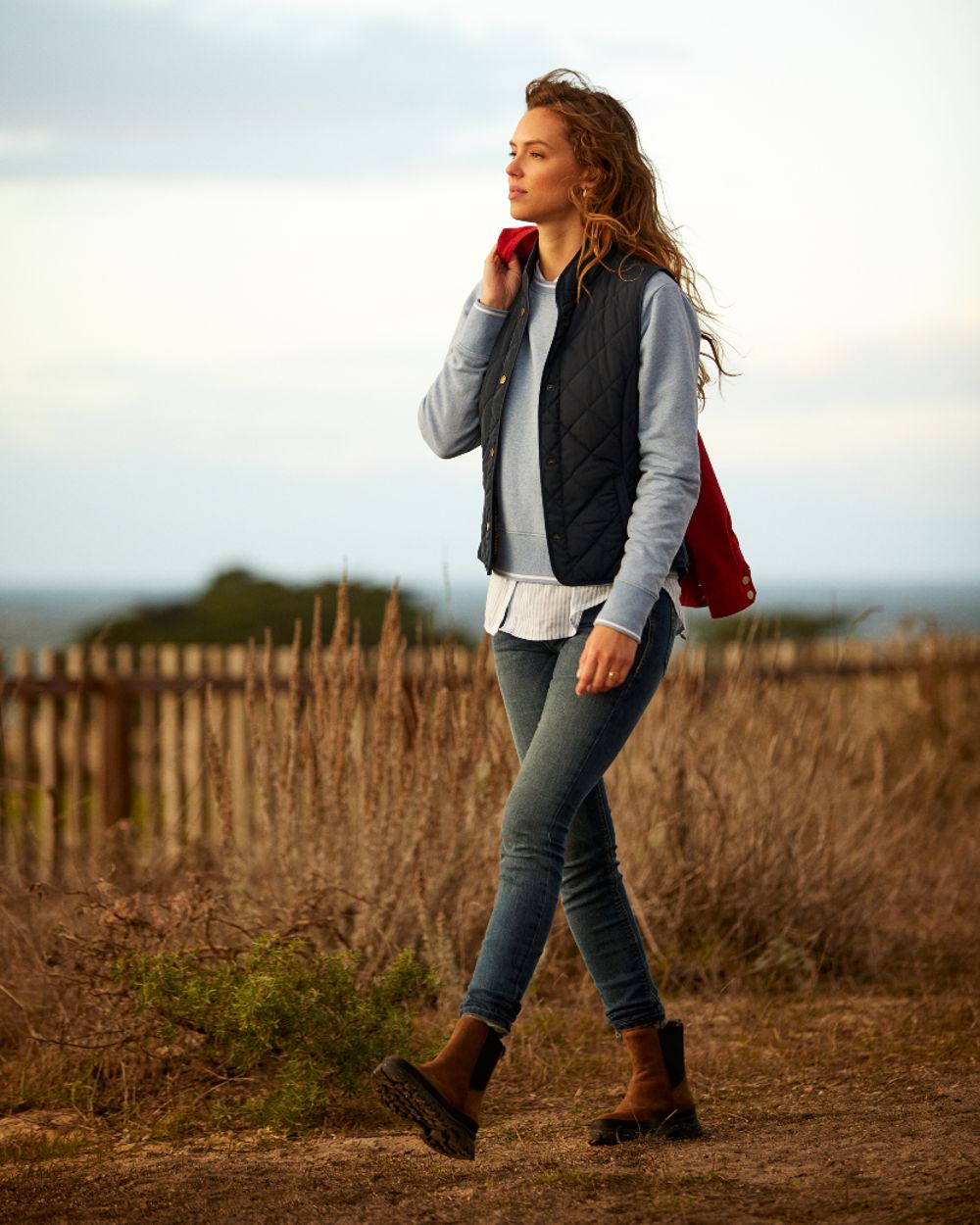 Navy Coloured Ariat Womens Woodside Quilted Gilet on field background