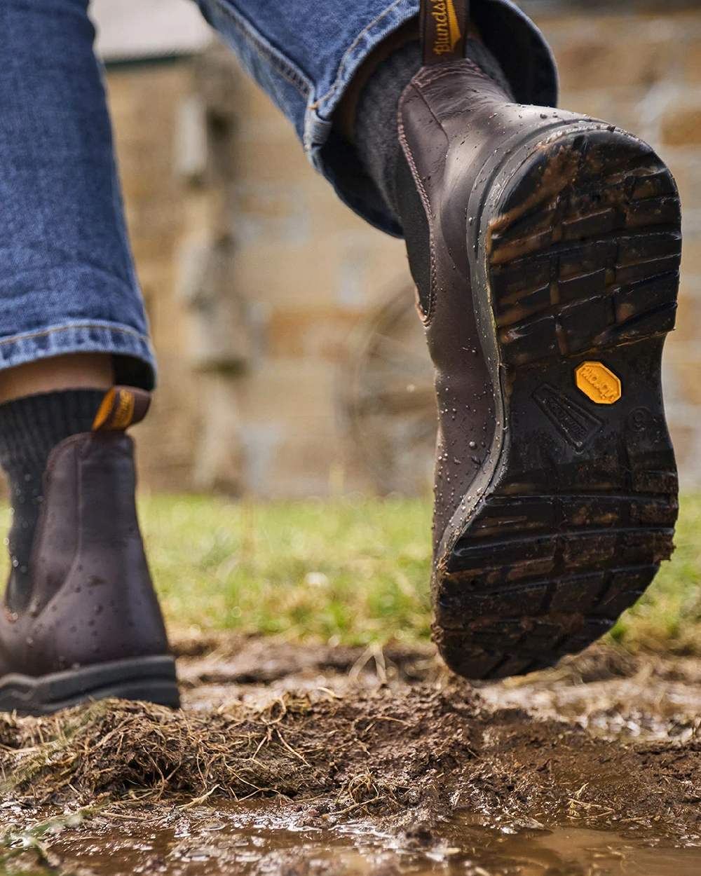 Cocoa Brown Coloured Blundstone 2057 Cocoa Brown Chelsea Boots on outdoor background
