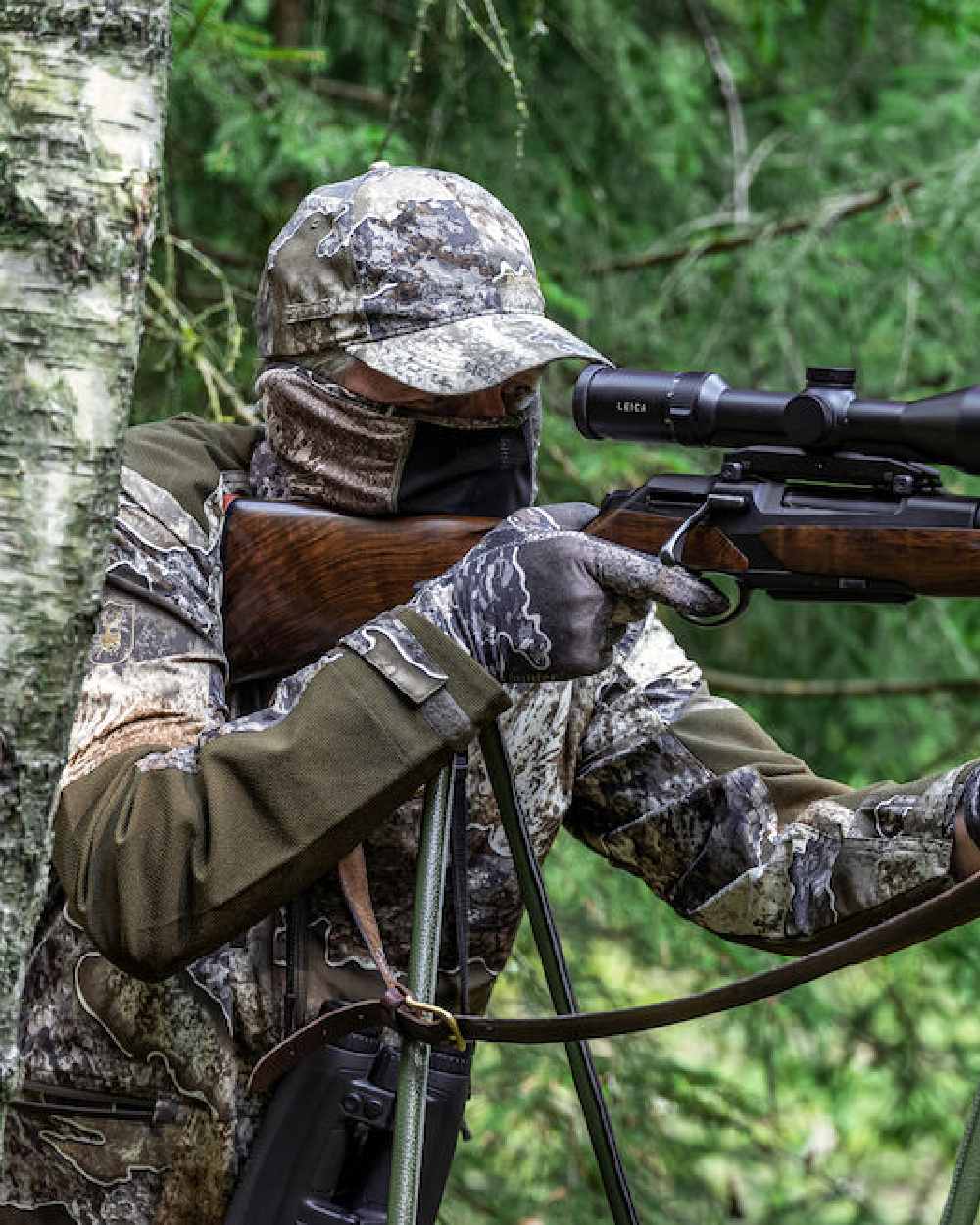 Realtree Excape coloured Deerhunter Excape Facemask on forest background