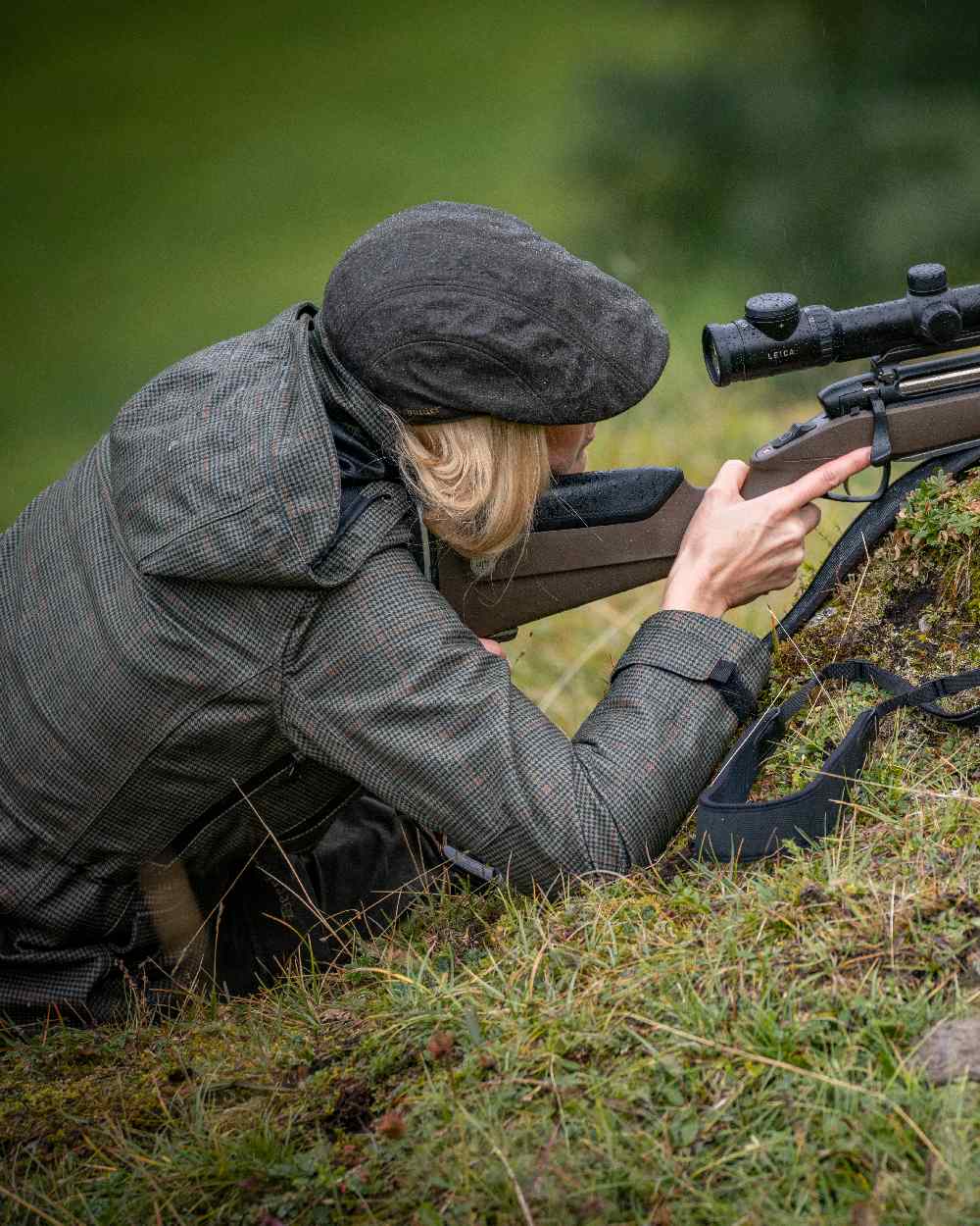 Elmwood coloured Deerhunter Flat Cap on grassy background