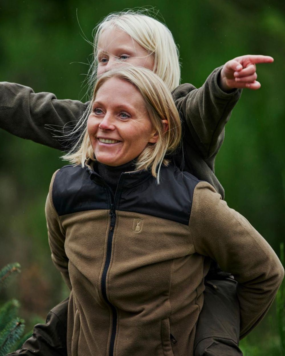 Hickory coloured Deerhunter Lady Northward Fleece Jacket on blurry background