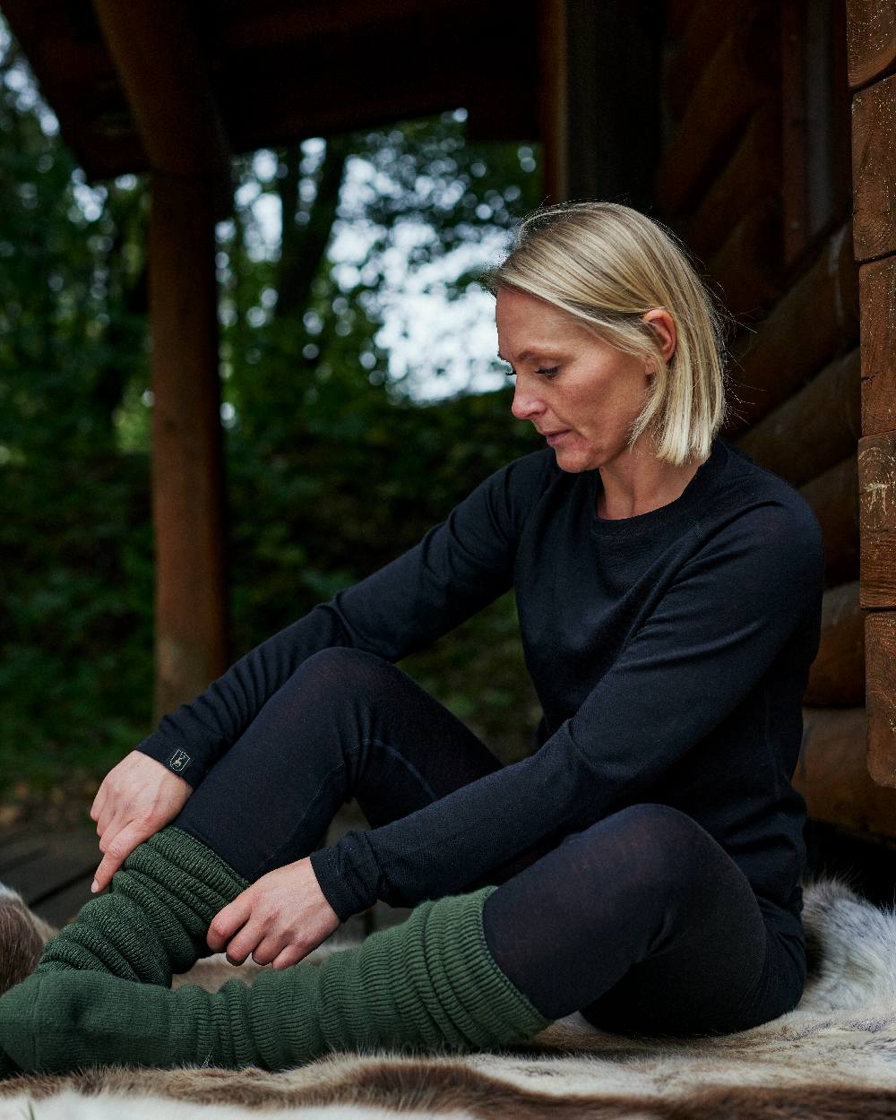 Black Oak coloured Deerhunter Lady Quinn Merino Leggings on blurry background