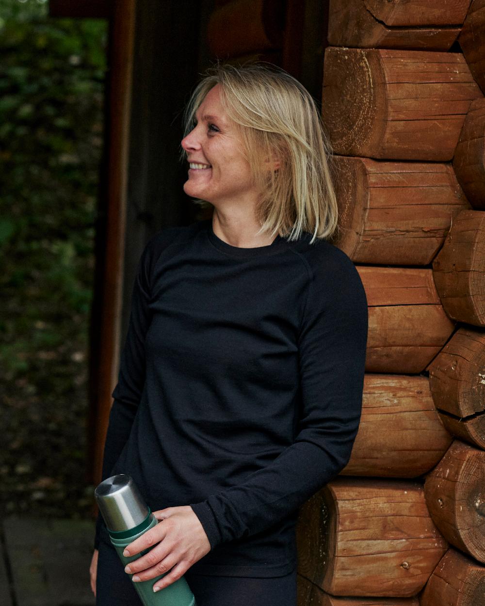 Black Oak coloured Deerhunter Lady Quinn Merino Undershirt on wood background