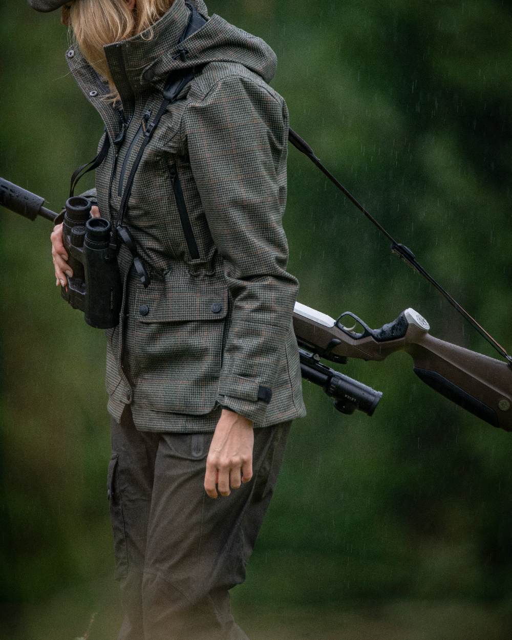 Elmwood coloured Deerhunter Lady Raven Trousers on blurry background