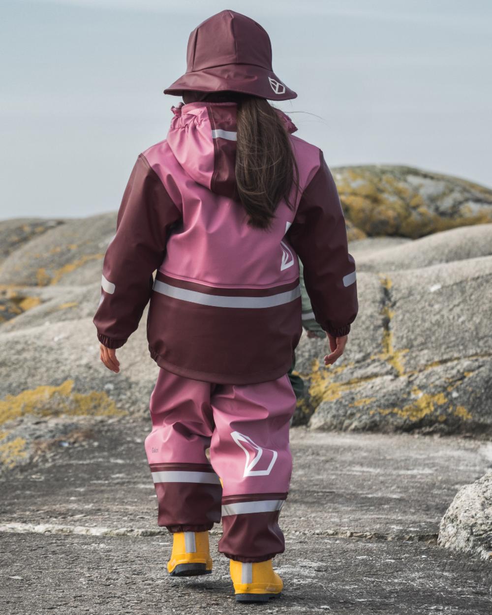 Anemon Red coloured Didriksons Southwest Kids Galon on sea background