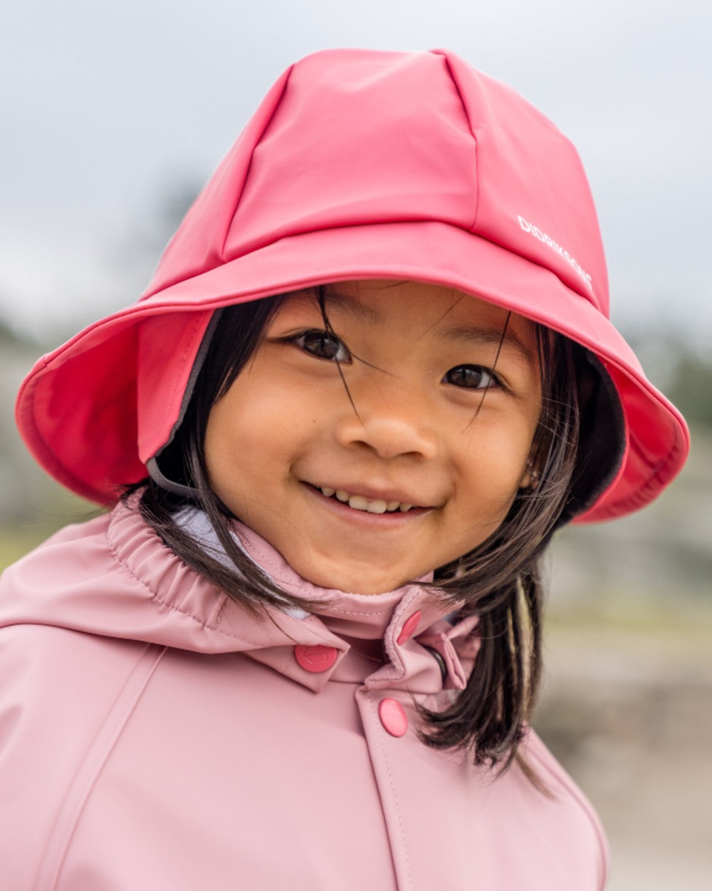 Dusty Azalea coloured Didriksons Southwest Kids Galon on sea background