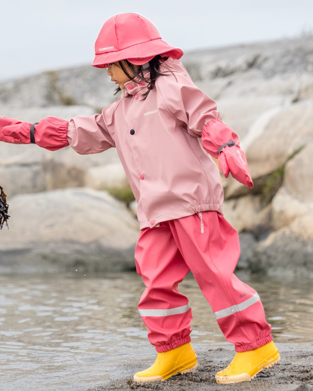 Dusty Azalea coloured Didriksons Southwest Kids Galon on sea background