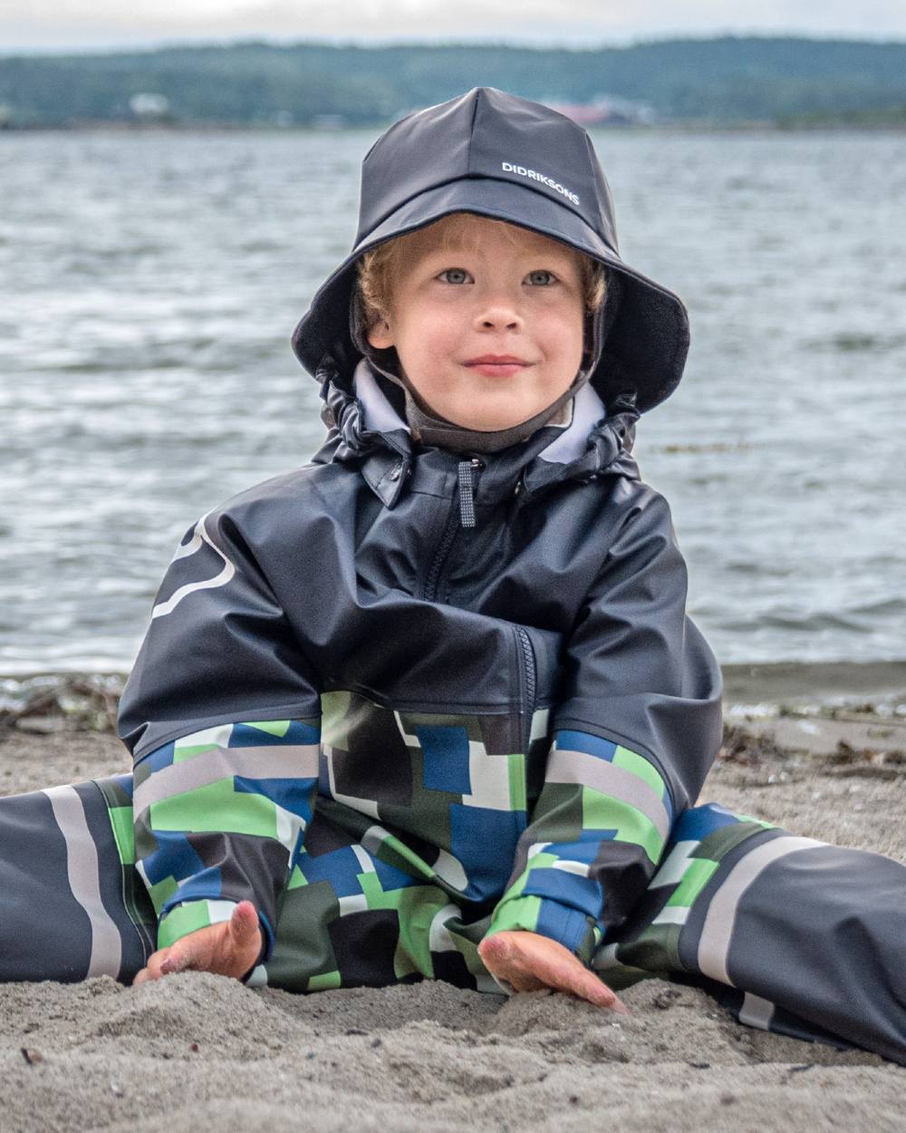 Navy coloured Didriksons Southwest Kids Galon on sea background