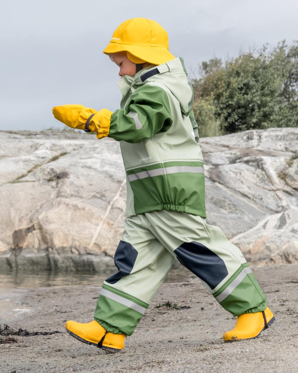 Oat Yellow coloured Didriksons Southwest Kids Galon on sea background