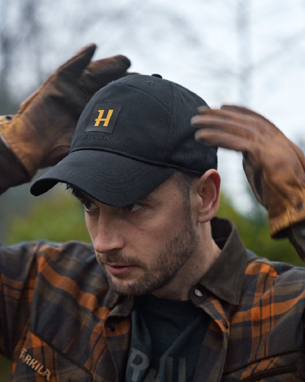 Dark Navy Coloured Harkila Instinct Cap on blurry background