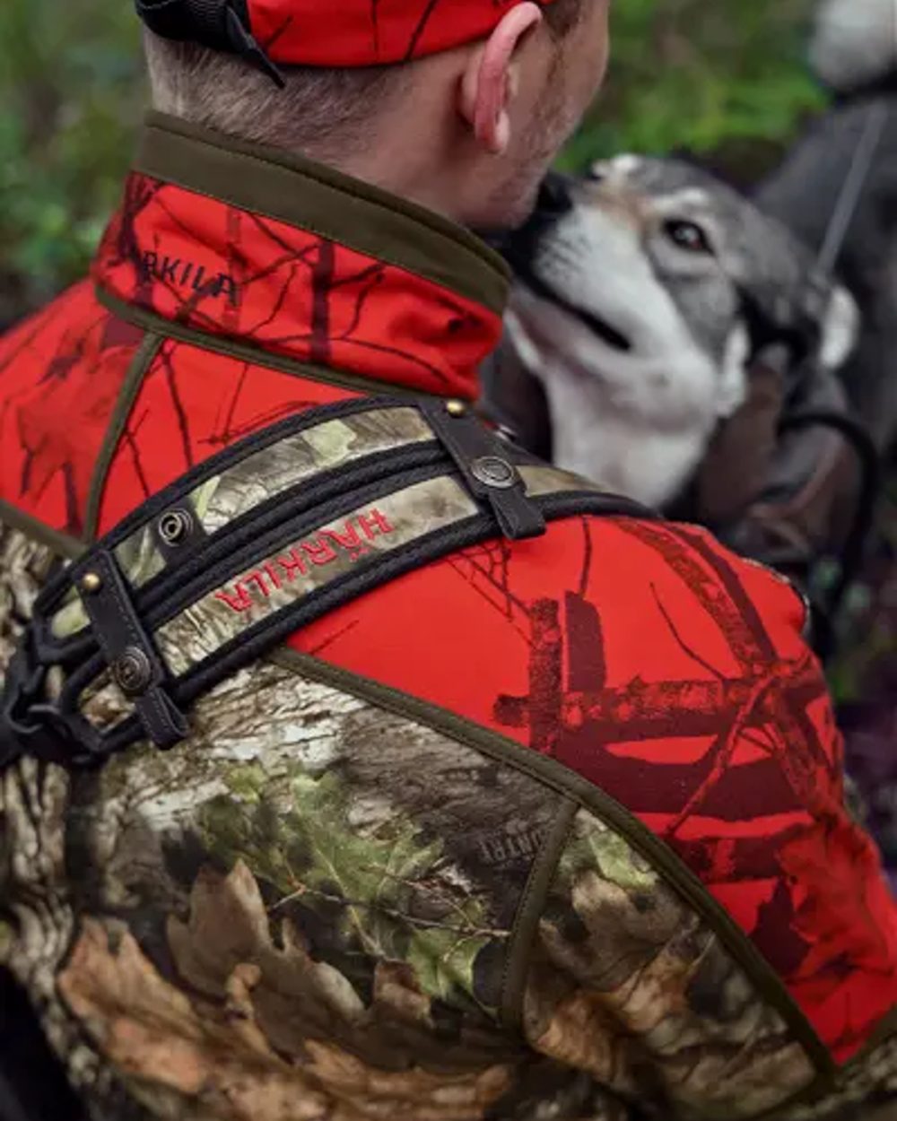 Mossy Oak Break-up Country Coloured Harkila Moose Hunter 2.0 Rifle Sling on blurry background