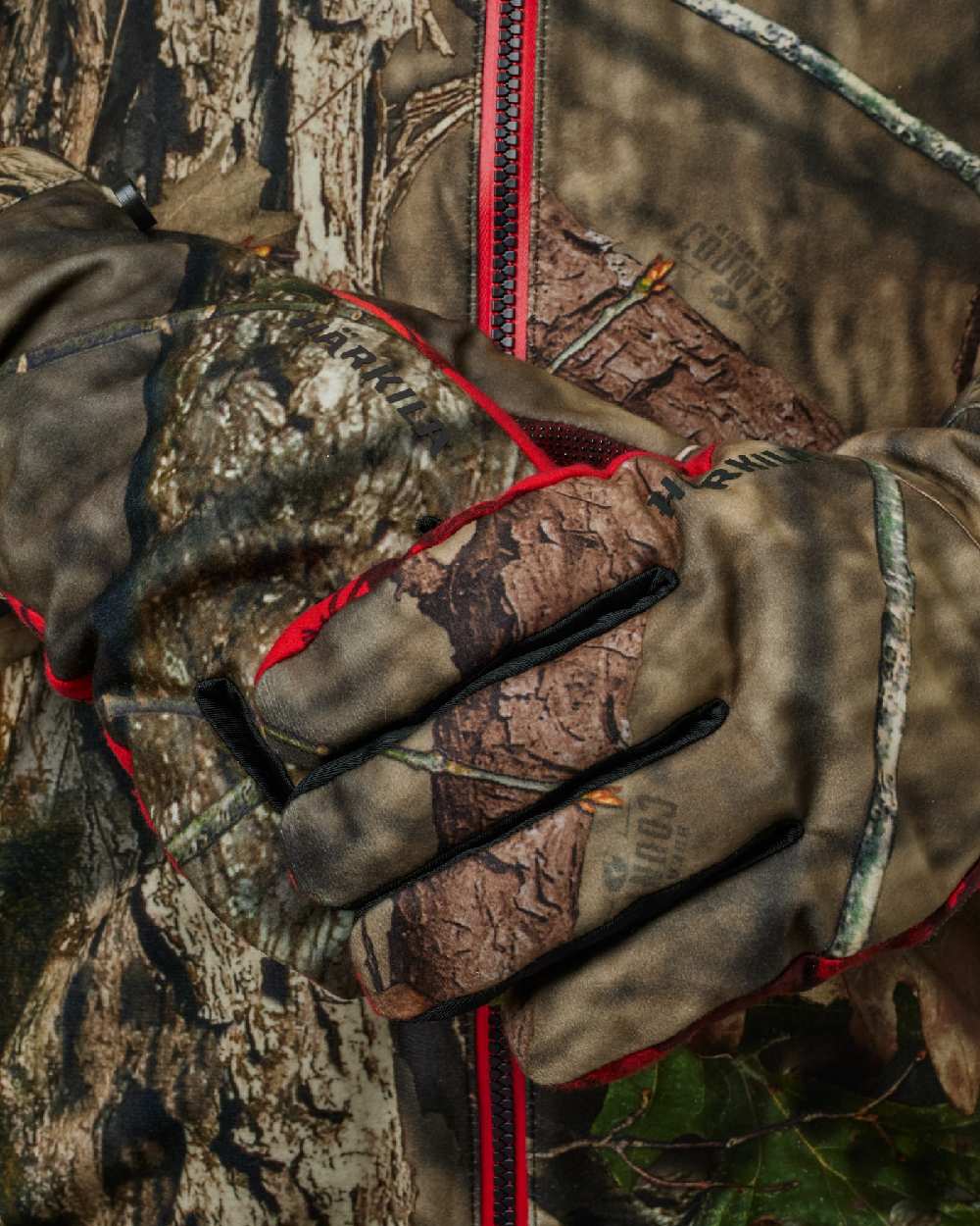 Mossy Oak Break-Up Country Mossy Oak Red Coloured Harkila Moose Hunter 2.0 GTX Gloves on white background
