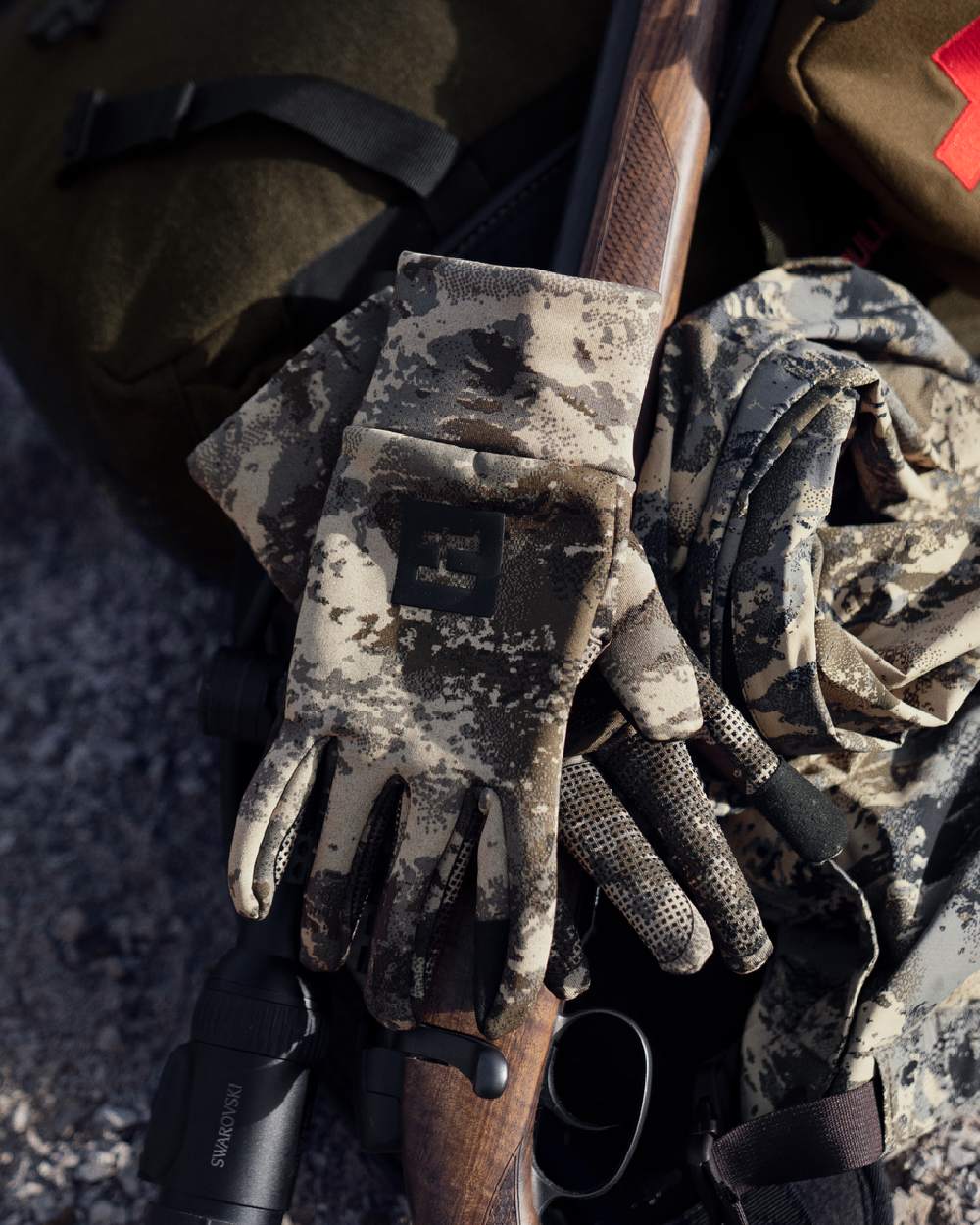 AXIS Mountain Coloured Harkila Mountain Hunter Expedition Fleece Gloves on blurry background