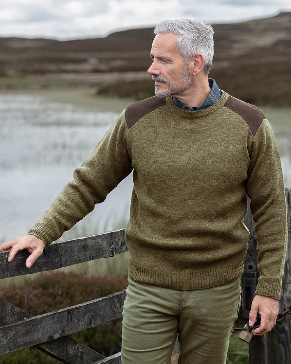 Meadow Green coloured Hoggs of Fife Melrose II Crew Pullover on pond background