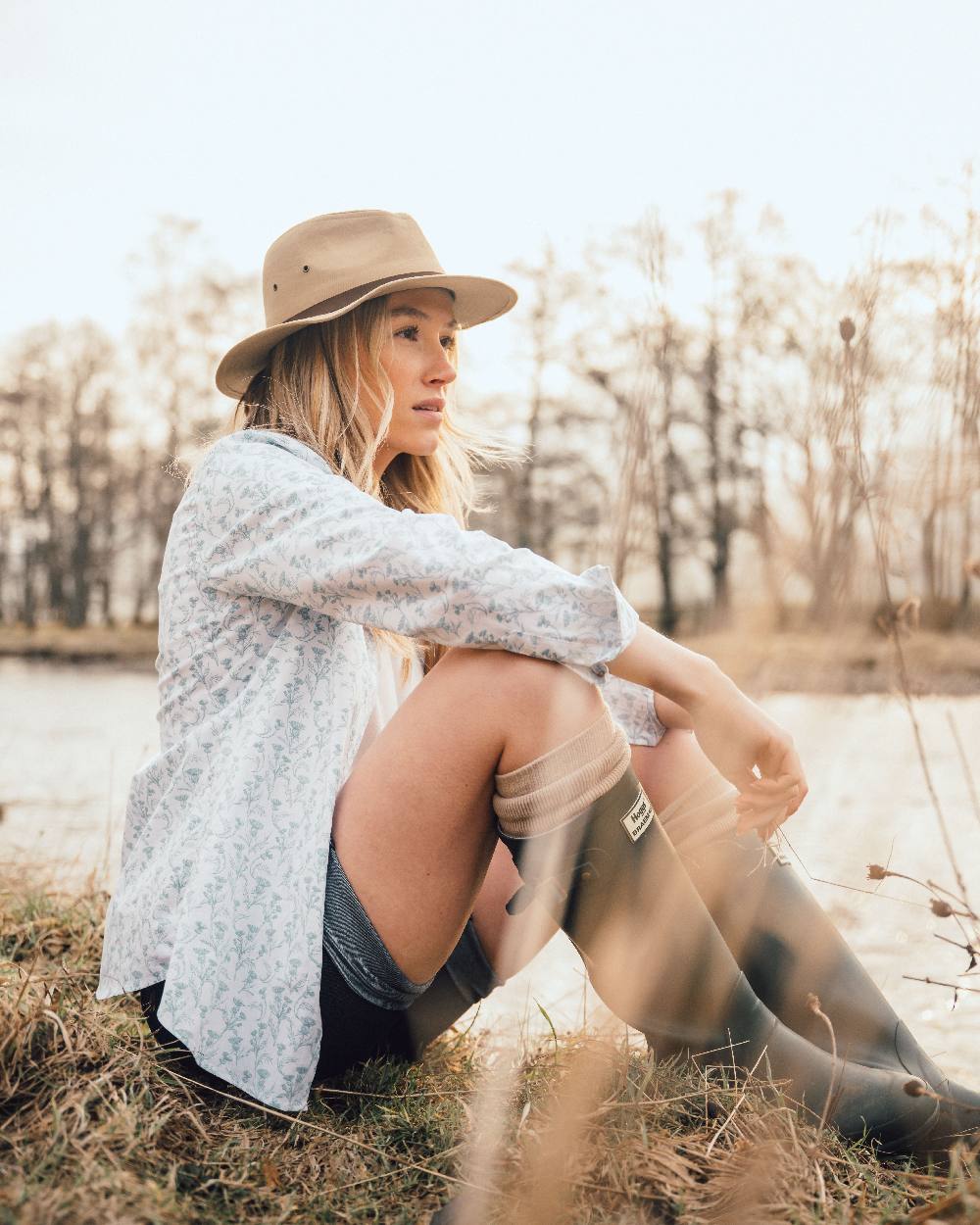 Desert Sand Coloured Hoggs of Fife Panmure Canvas Foldable Hat on lake background
