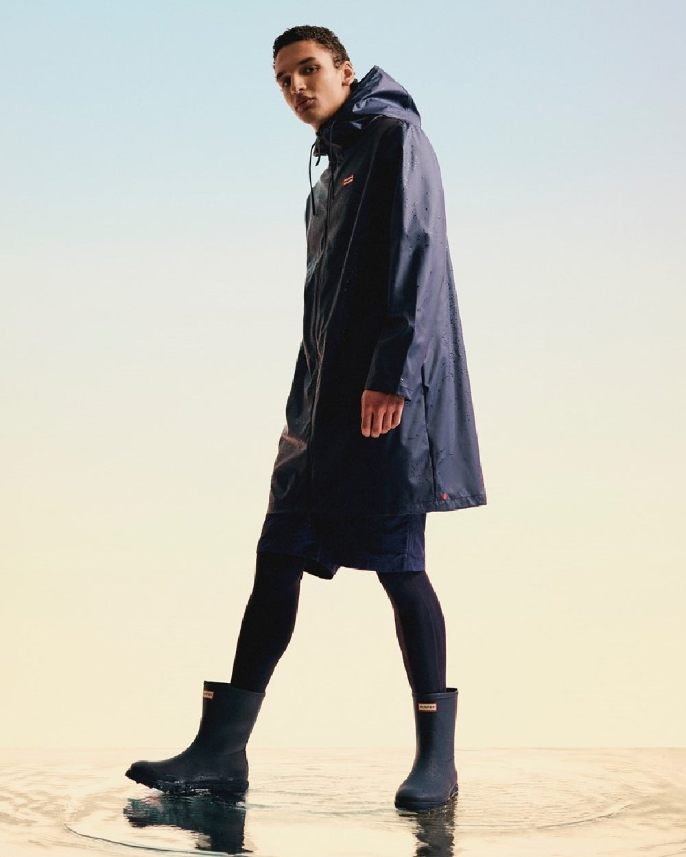 Hunter Navy Coloured Hunter Mens Downpour Short Boots on water background