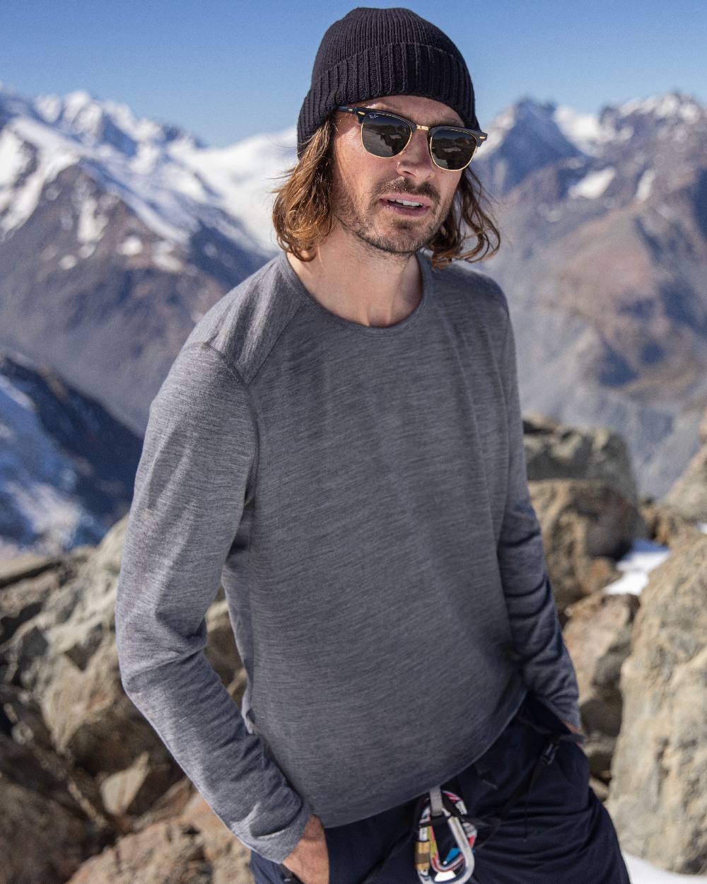 Gritstone Heather Coloured Icebreaker Mens Merino 200 Oasis Crewe Thermal Top on mountain background
