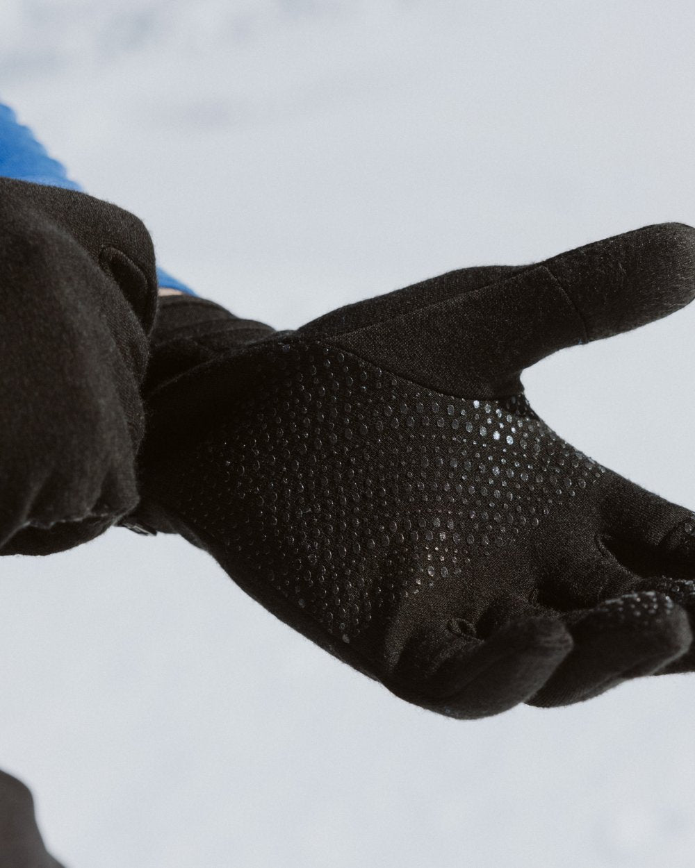 Black coloured Icebreaker Merino 260 Quantum Gloves on snow background