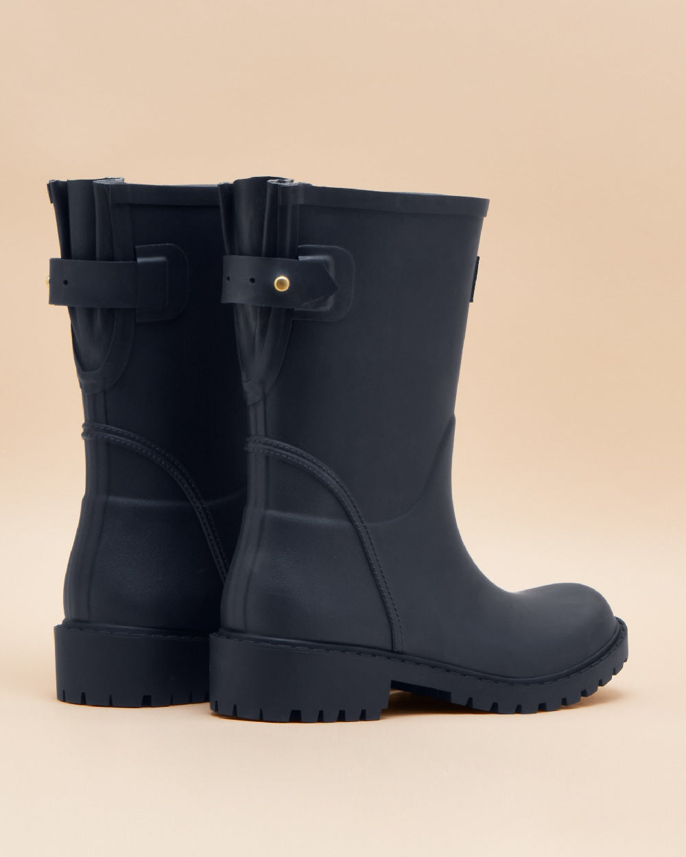 Navy Blue coloured Joules Womens Wistow Adjustable Mid Calf Wellies on tan background