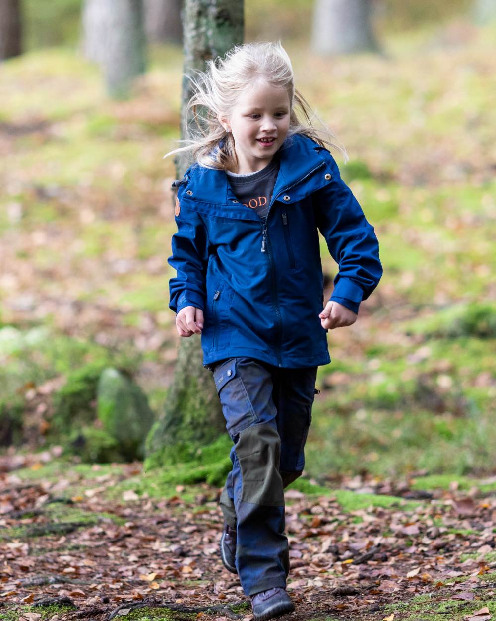 Dark Dive coloured Pinewood Childrens Finnveden Hybrid Jacket on forest background