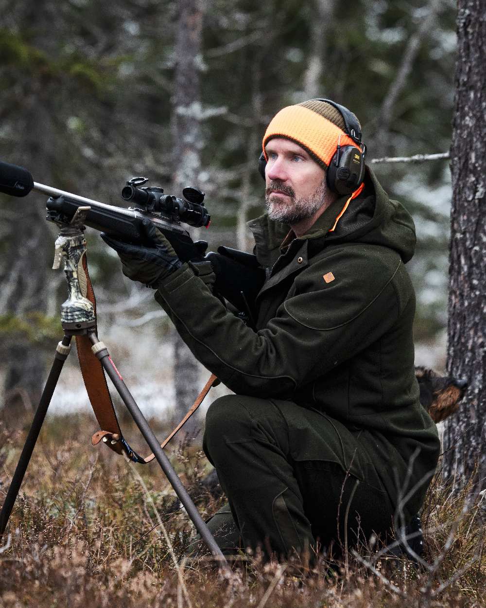 Moss Green Black Coloured Pinewood Furudal Hunters Gloves on outdoor background