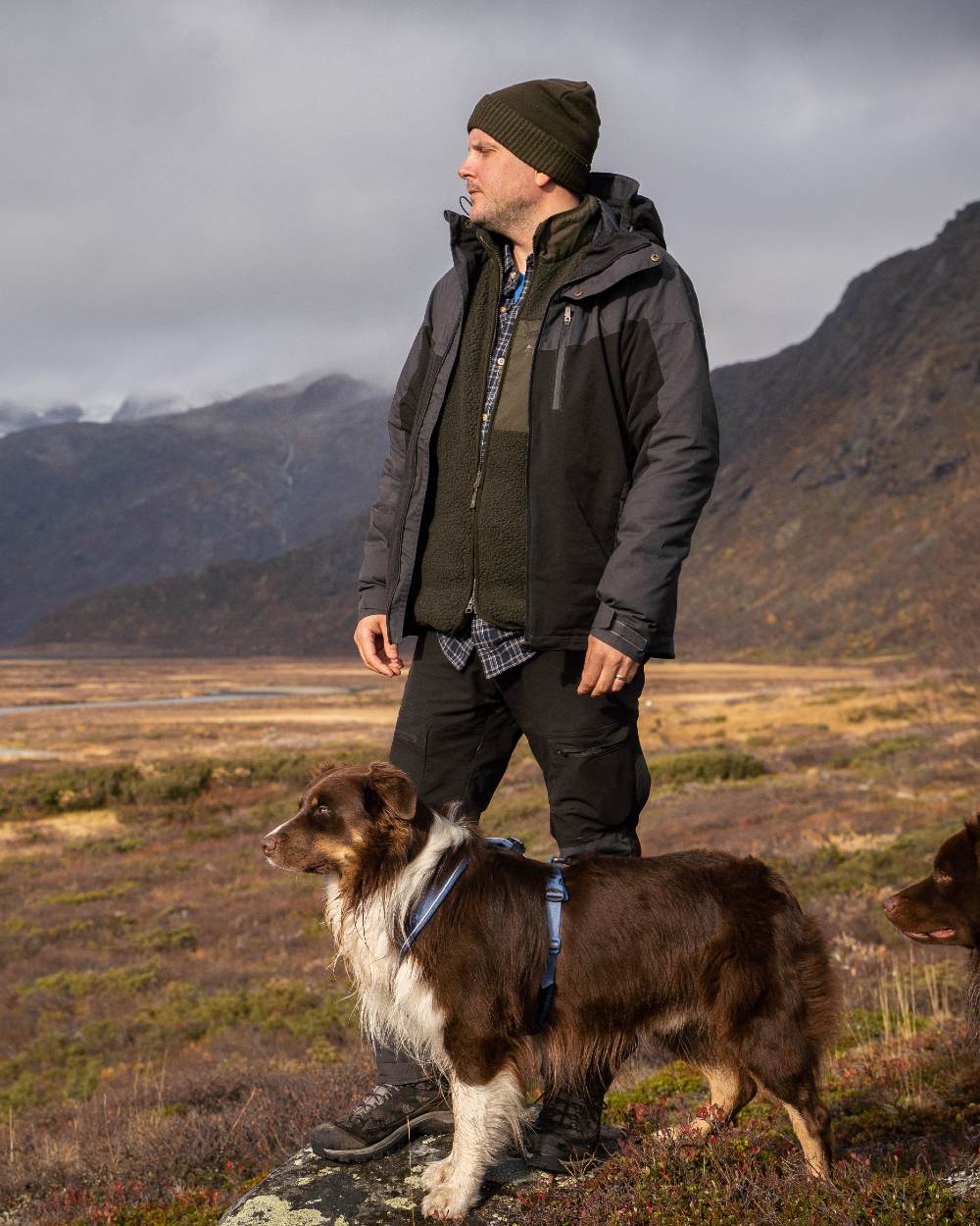 Black Dark Anthracite Coloured Pinewood Mens Finnveden Hybrid Extreme Jacket on forest background