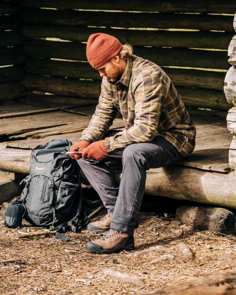 Dark Anthracite Coloured Pinewood Mens Värnamo Serengeti Trousers on outdoor background