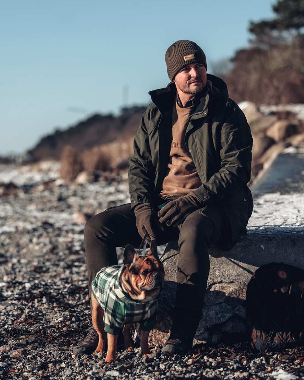 Moss Green Coloured Pinewood Mens Värnamo Serengeti Trousers on outdoor background
