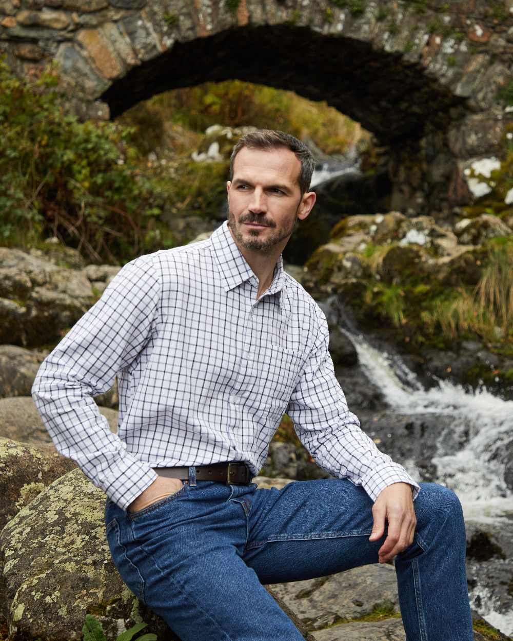 Deep Forest coloured Ridgeline Mens Sedgebrook Shirt on stream background