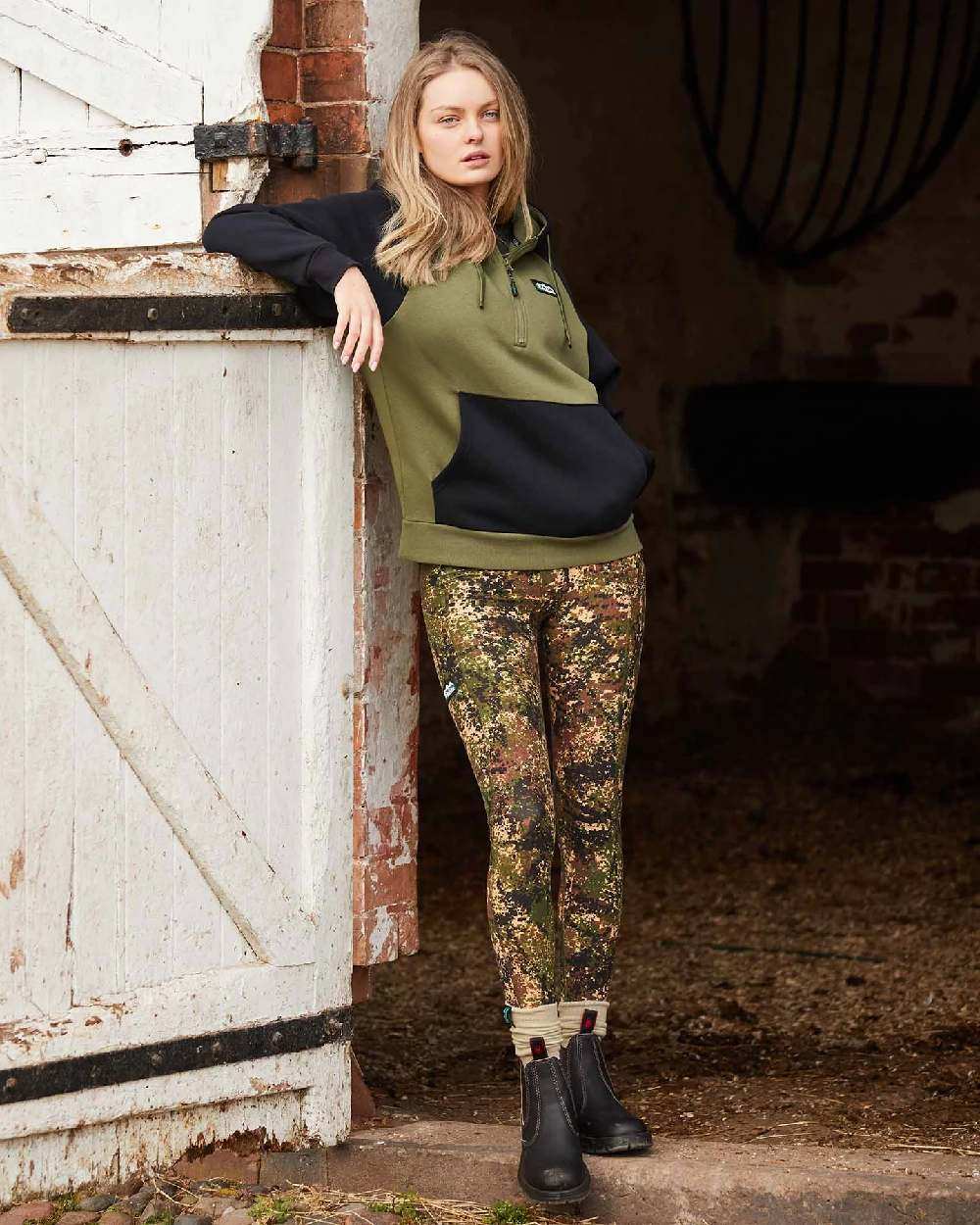 Dirt-Camo coloured Ridgeline Womens Infinity Leggings on stable
e background