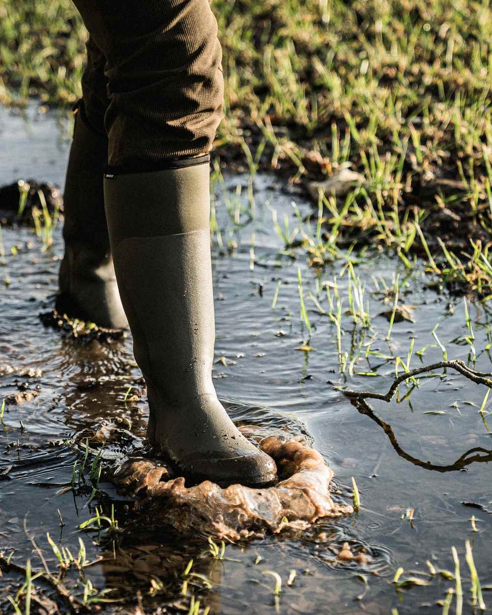 Pine Green Coloured Seeland Womens Hillside Flex Wellingtons on lake background