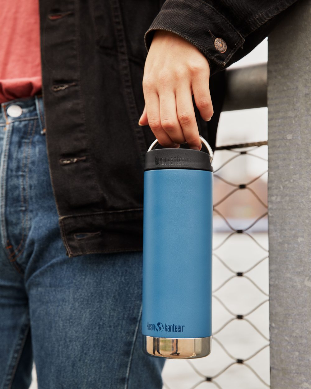 Real Teal Coloured Klean Kanteen Insulated TKWide With Cafe Cap On A bridge Background