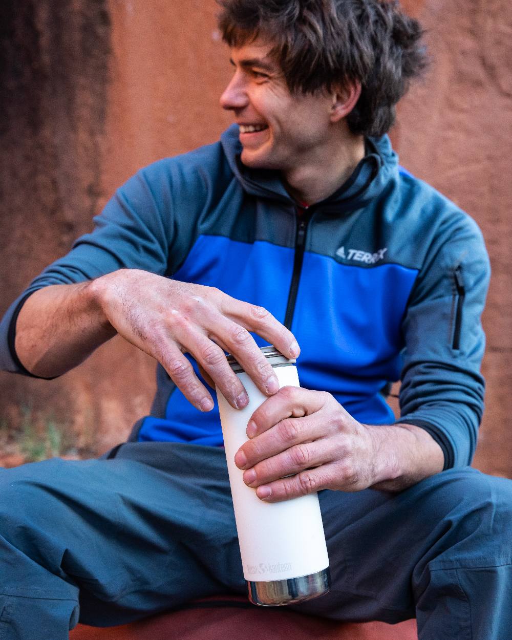Tofu Coloured Klean Kanteen Insulated TKWide With Cafe Cap On A Brick Wall Background