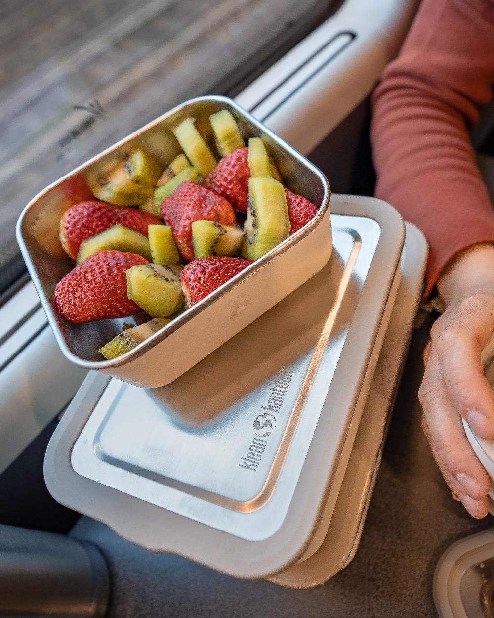 Tofu Coloured Klean Kanteen Rise 1005ml Meal Box On A Table Background