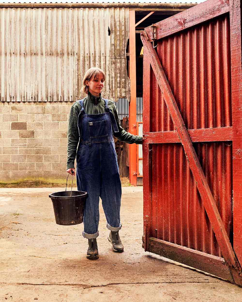 Dark Moss Coloured Muck Boots Ladies Apex Zip Mid Boots On A Shelter Background