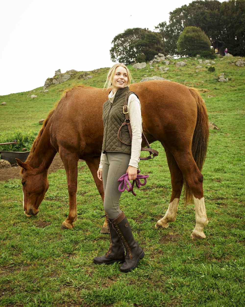 Earth Coloured Ariat Womens Woodside Quilted Gilet on field background 