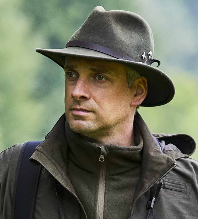 Man wears Green felt hunting hat with leather band | deerhunter hats 