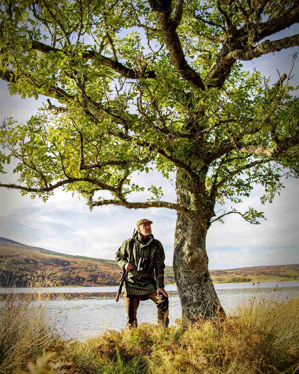 Turf Coloured Deerhunter PRO Gamekeeper Smock on pond background 