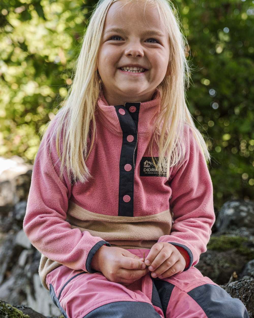 Heather Pink coloured Didriksons Childrens Monte Half Button Fleece 5 on tree background 