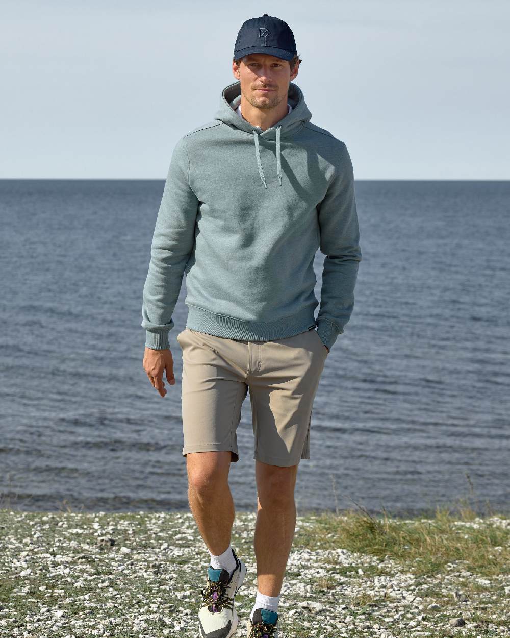 Dark Night Blue coloured Didriksons Derin Cap 2 on sea background 