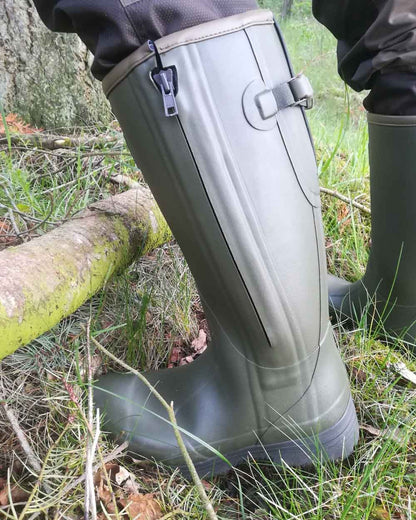 Dark Olive coloured Gateway1 Pheasant Game 18&quot; 5mm Side-Zip Wellingtons on Field background 