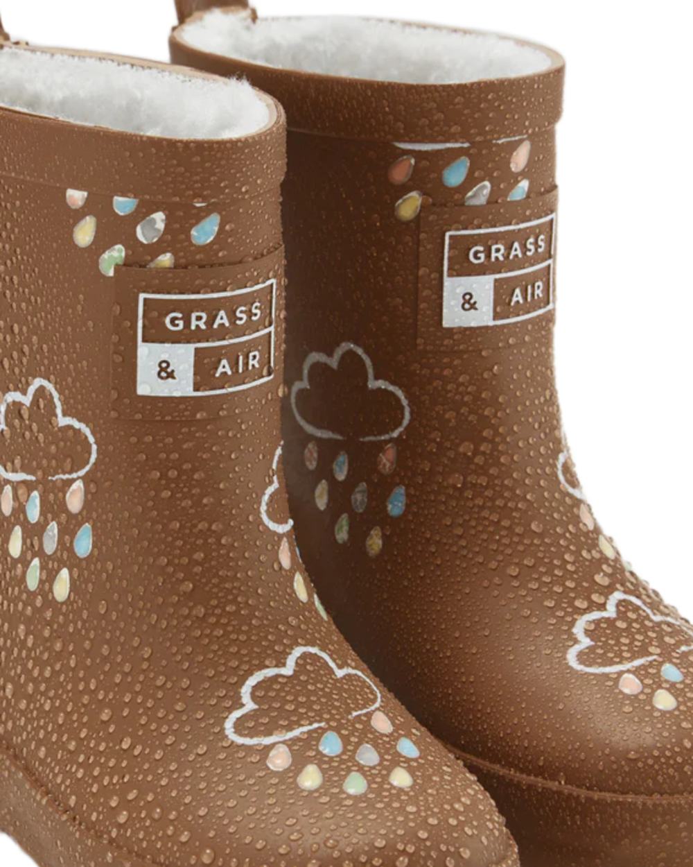 Toffee Brown coloured Grass &amp; Air Childrens Colour-Changing Wellies on white background 