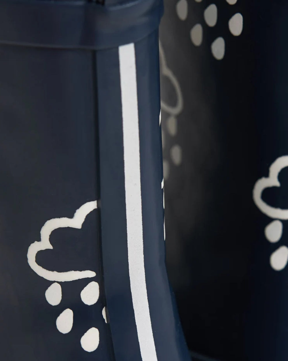 Navy coloured Grass &amp; Air Childrens Colour-Revealing Wellies on white table background 