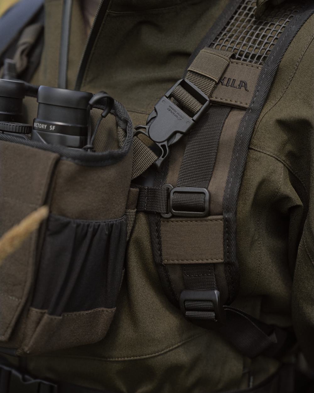 Dark Willow Green coloured Harkila Bino Harness on field background 