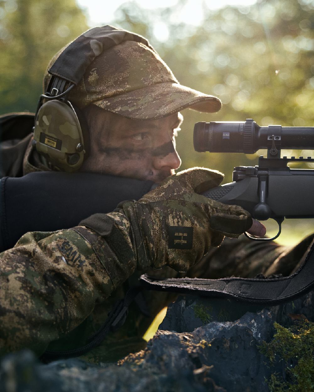 AXIS Forest Harkila Deer Stalker Camo HWS Gloves on forest background 