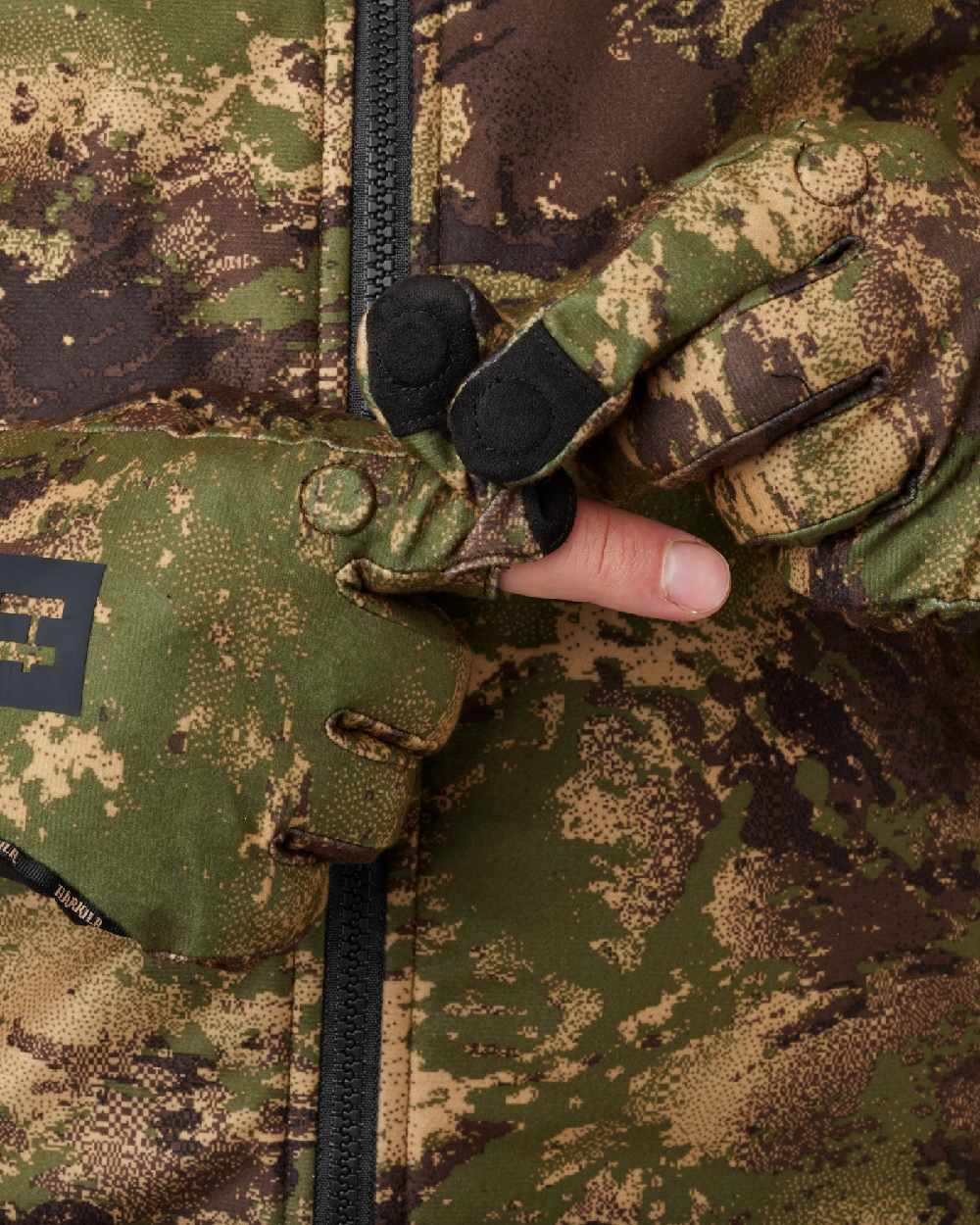 AXIS Forest Harkila Deer Stalker Camo HWS Gloves on white background 