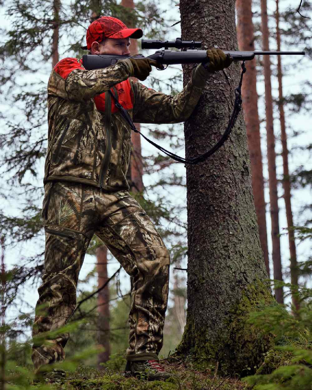 Hunting Green Mossy Oak Break-up Country Coloured Harkila Kamko Camo Reversible WSP Jacket on forest background 