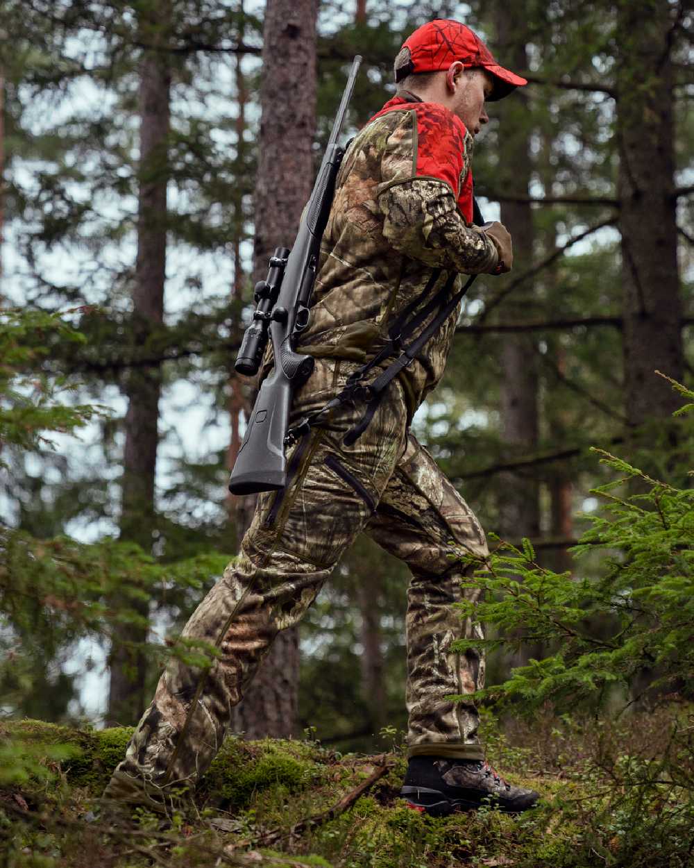 Hunting Green Mossy Oak Break-up Country Coloured Harkila Kamko Camo Reversible WSP Jacket on forest background 