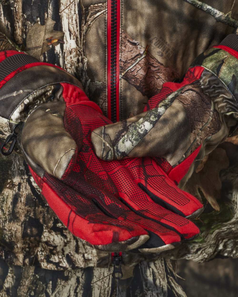Mossy Oak Break-Up Country Mossy Oak Red coloured Harkila Moose Hunter 2.0 GTX Gloves on white background 